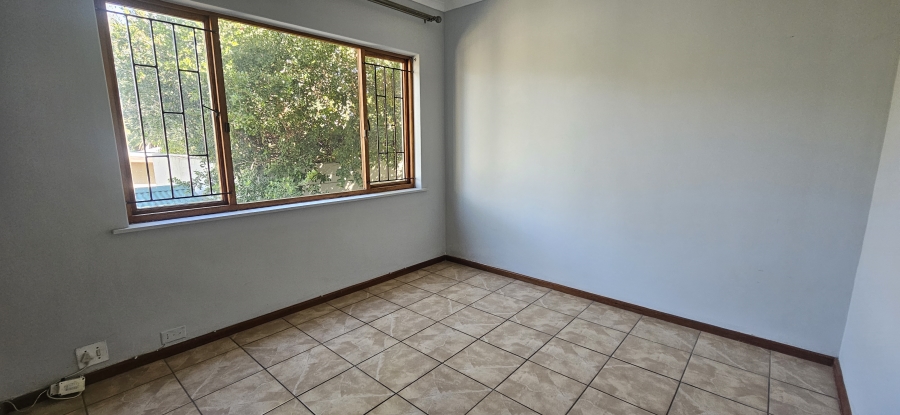 To Let 4 Bedroom Property for Rent in Lemoenkloof Western Cape